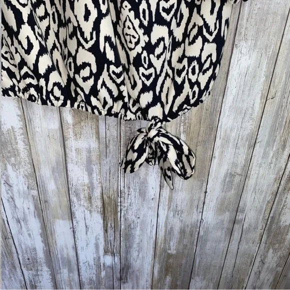 Vince Camuto Printed Off The Shoulder Bubble Sleeve Tie Front Blouse - Picture 3 of 4
